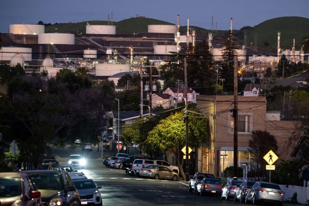 Dollar Gains as Higher Oil Prices Damp Bets on Fed Rate Cuts