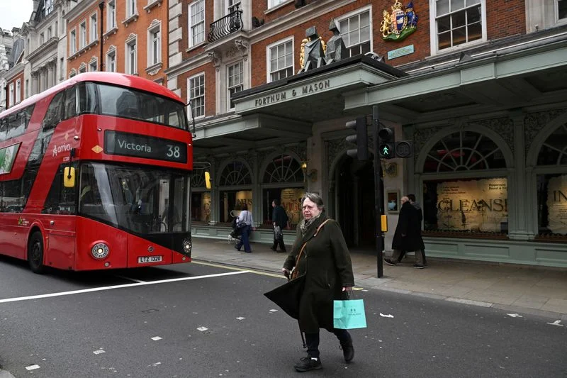 Weather warms up UK retail sales in May in boost for economy Weather warms up UK retail sales in May in boost for economy
