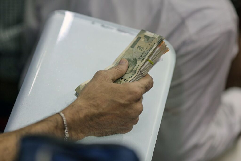 US-Iran Tensions Put India’s Rupee Back Under Pressure as Oil Climbs US-Iran Tensions Put India’s Rupee Back Under Pressure as Oil Climbs