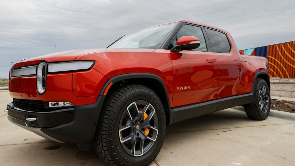 Here’s how Tesla FSD, Rivian ‘hands-free’ driving systems compare Here's how Tesla FSD, Rivian ‘hands-free’ driving systems compare